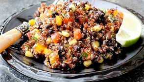 Insalata di quinoa rossa e fagioli neri