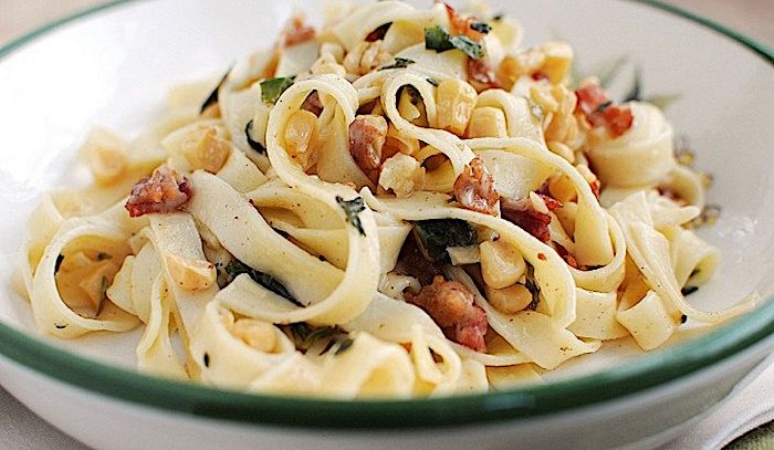 Pasta alla carbonara con mais e peperoncino