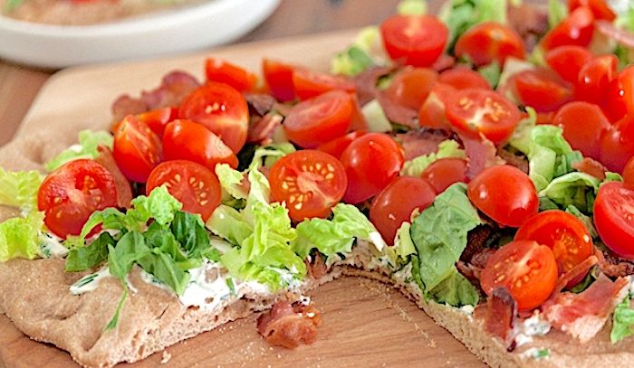 Pizza alla pancetta, lattuga e pomodori
