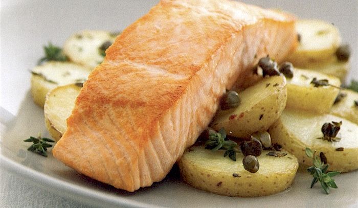 Salmone al forno con patate al timo