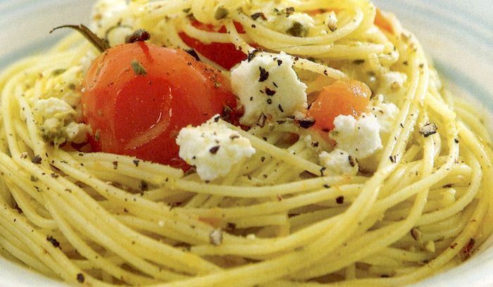 Spaghettini con pomodori e pesto