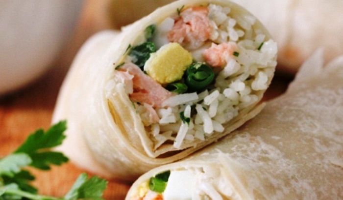 Burritos di salmone e riso