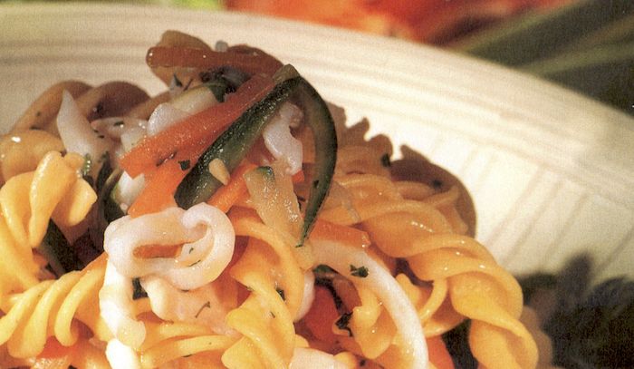 Insalata di fusilli con verdure e calamari