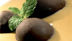Sfere di cioccolato con crema alla liquirizia