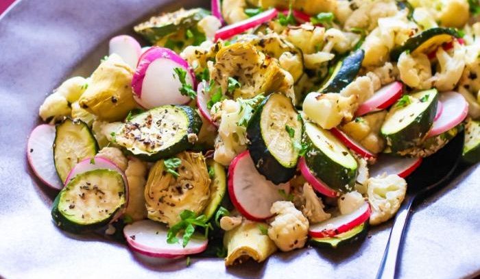 Insalata di carciofi, zucchini e cavolfiori arrostiti