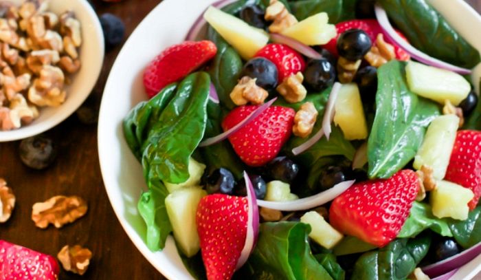 Insalata di frutta e spinaci