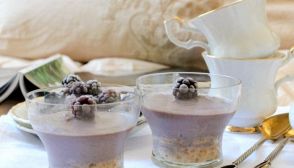 Dolce alla cioccolata e frutta