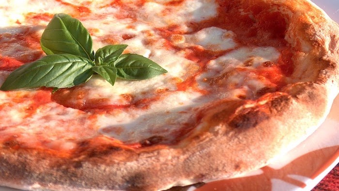La fotoricetta della pizza margherita