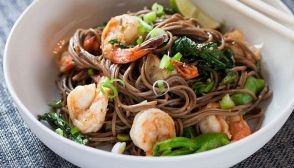 Spaghetti di soia con verdure e gamberetti