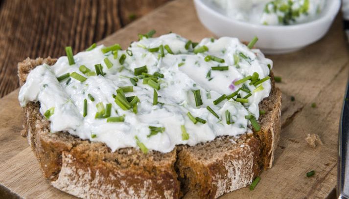 Crostini con crema alle erbe