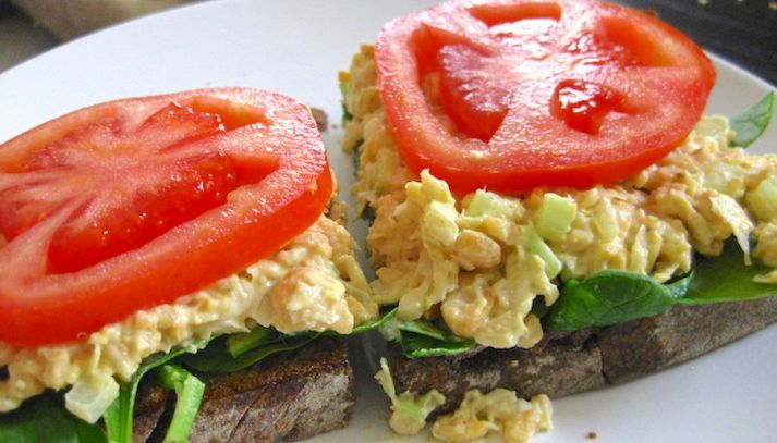 Insalata di tonno su bruschetta