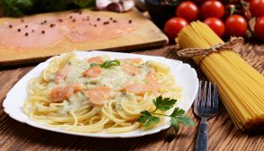 Noodles e salmone affumicato