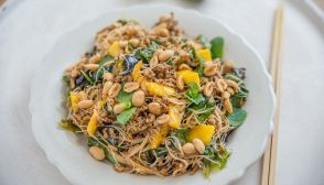 Insalata di noodles con mango
