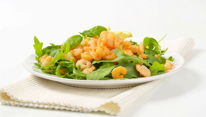 Gamberetti crudi su insalatina primaverile