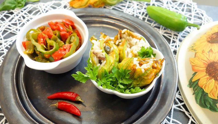 Fiori di zucca con Riso Gallo Aroma, friggitelli e datterini