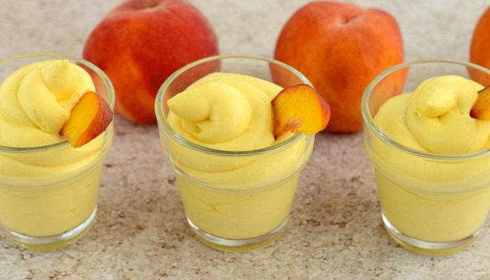 Coppe con pesche ai fichi