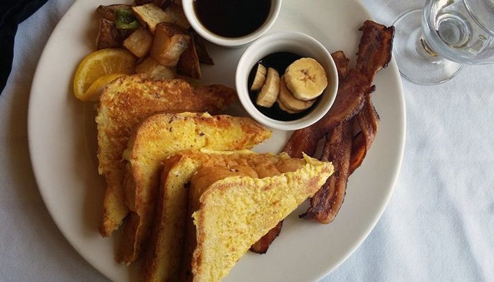 French toast pancetta e sciroppo d'acero