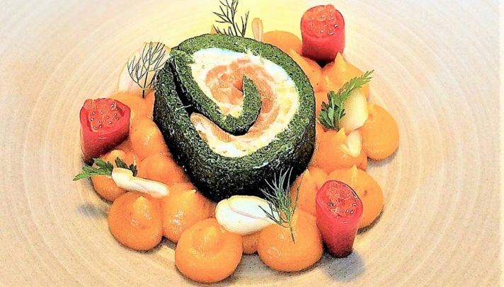 Rotolo di spinaci con ricotta, castagne e salmone su crema ...
