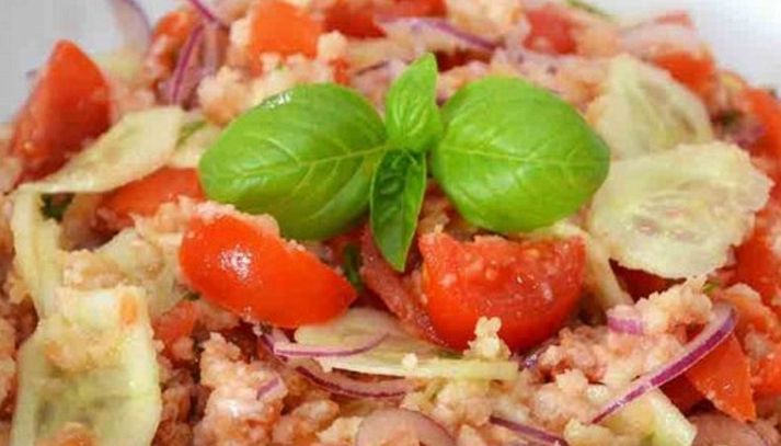 Panzanella light con cetrioli e cipolla