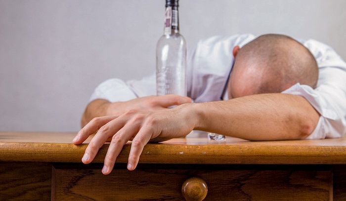 Birra e poi vino o viceversa? Risultato è sempre hangover