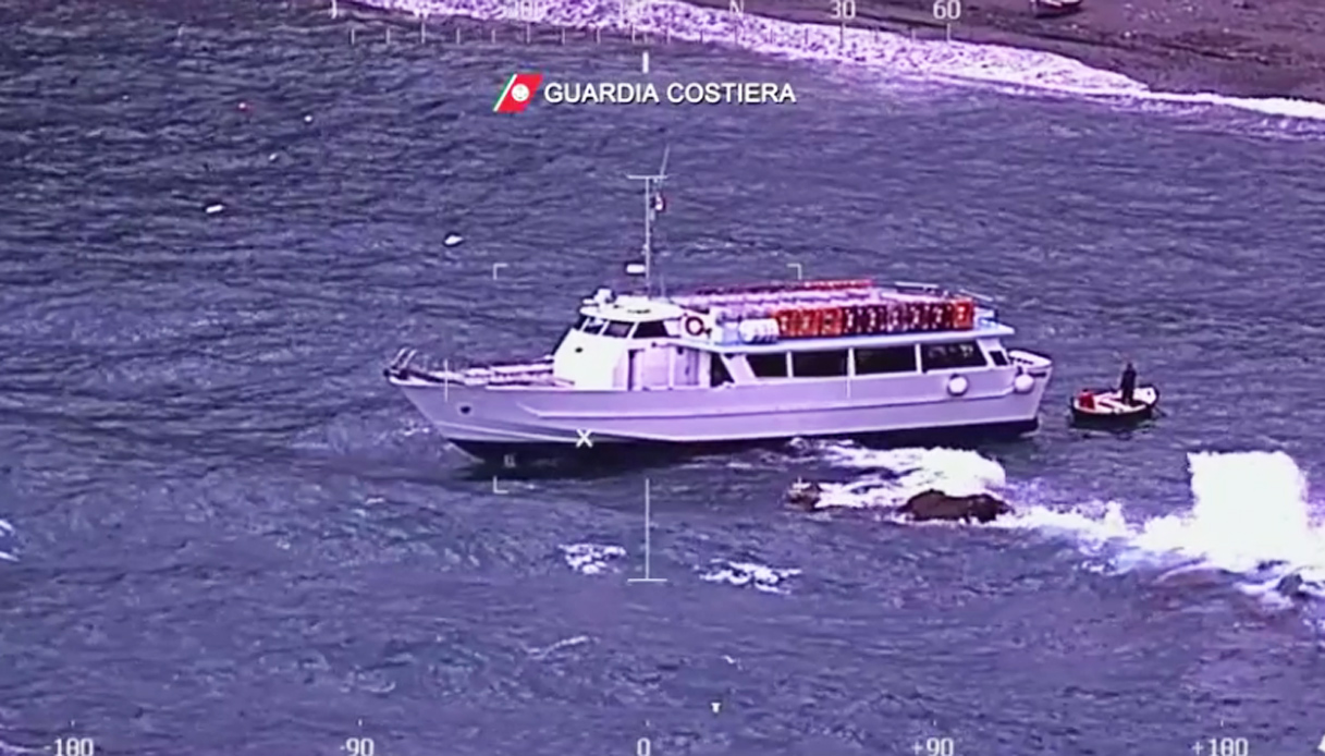 Paura alle Cinque Terre: traghetto si incaglia sugli scogli