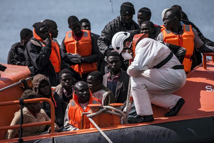 Migranti: Galantino, aiutarli a casa loro non basta