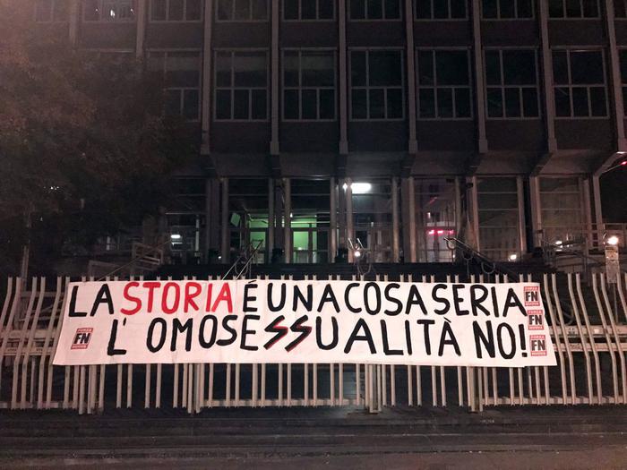 Corso sull'omosessualità, Forza Nuova protesta