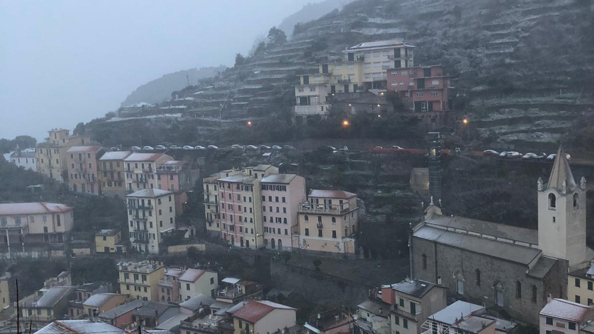 Neve su terrazzamenti delle Cinque Terre