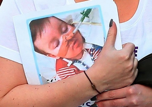 Morto il piccolo Isaiah dopo l'ordine di staccare la spina