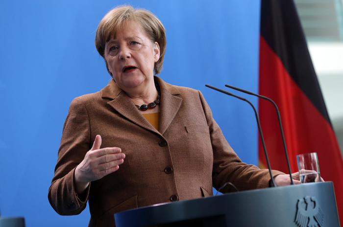 Ora della verità per Merkel, Germania attende esito Spd