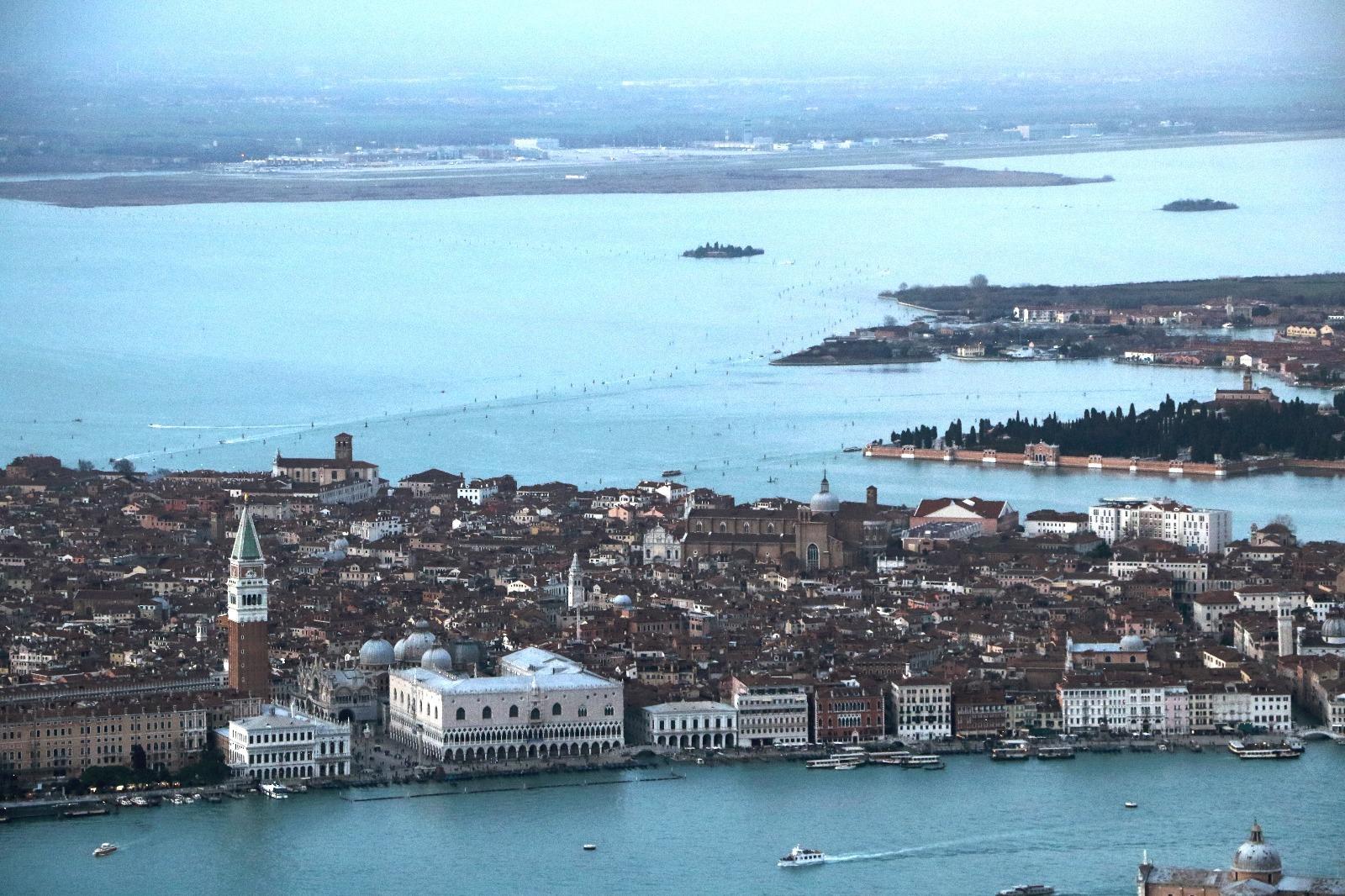 Invade pista aeroporto Venezia, bloccato