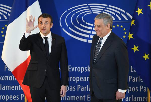 Macron dalla Merkel per le riforme Ue, ma Cdu frena
