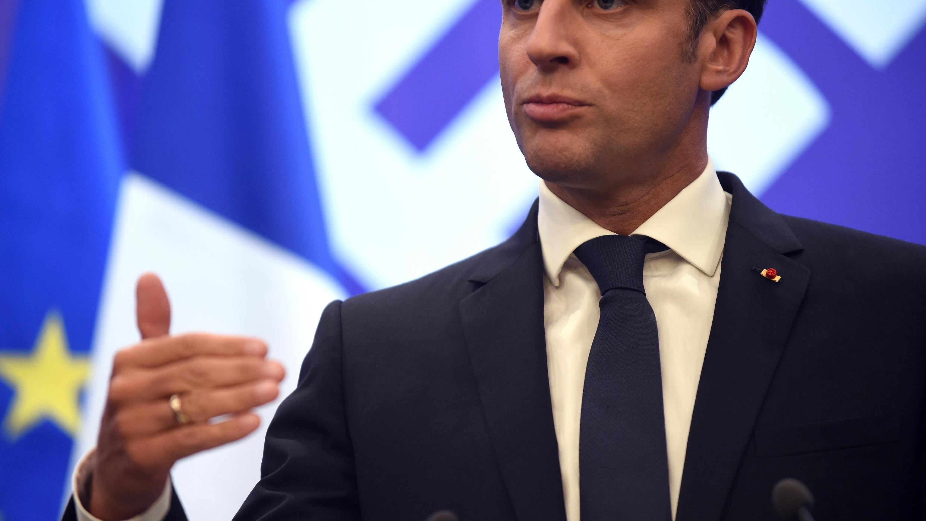Francia: Macron presenta piano banlieu