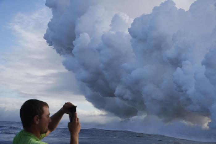 Nube tossica alle Hawaii, la lava si riversa nell'oceano