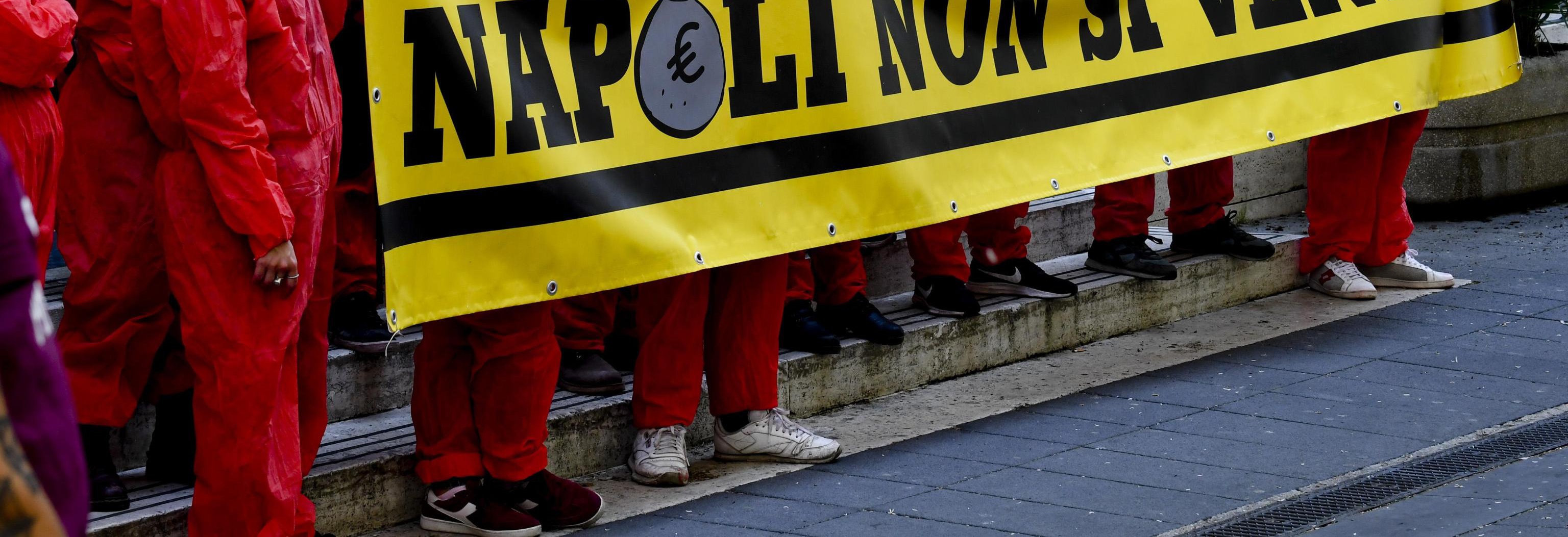 Protesta a Napoli contro Bankitalia