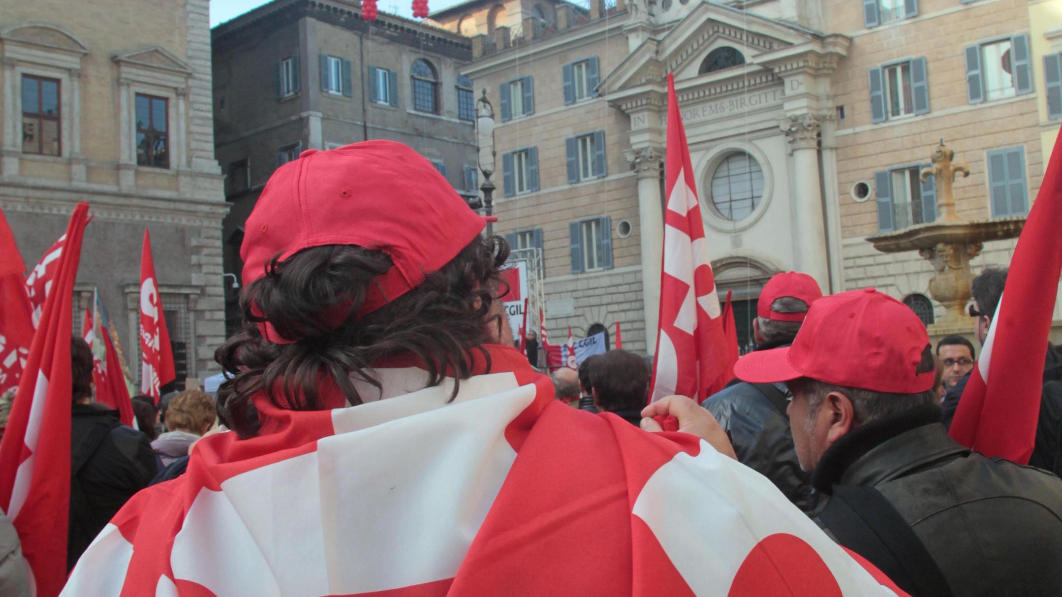 Attacco su Fb a Cgil Spezia, 'Nei forni'