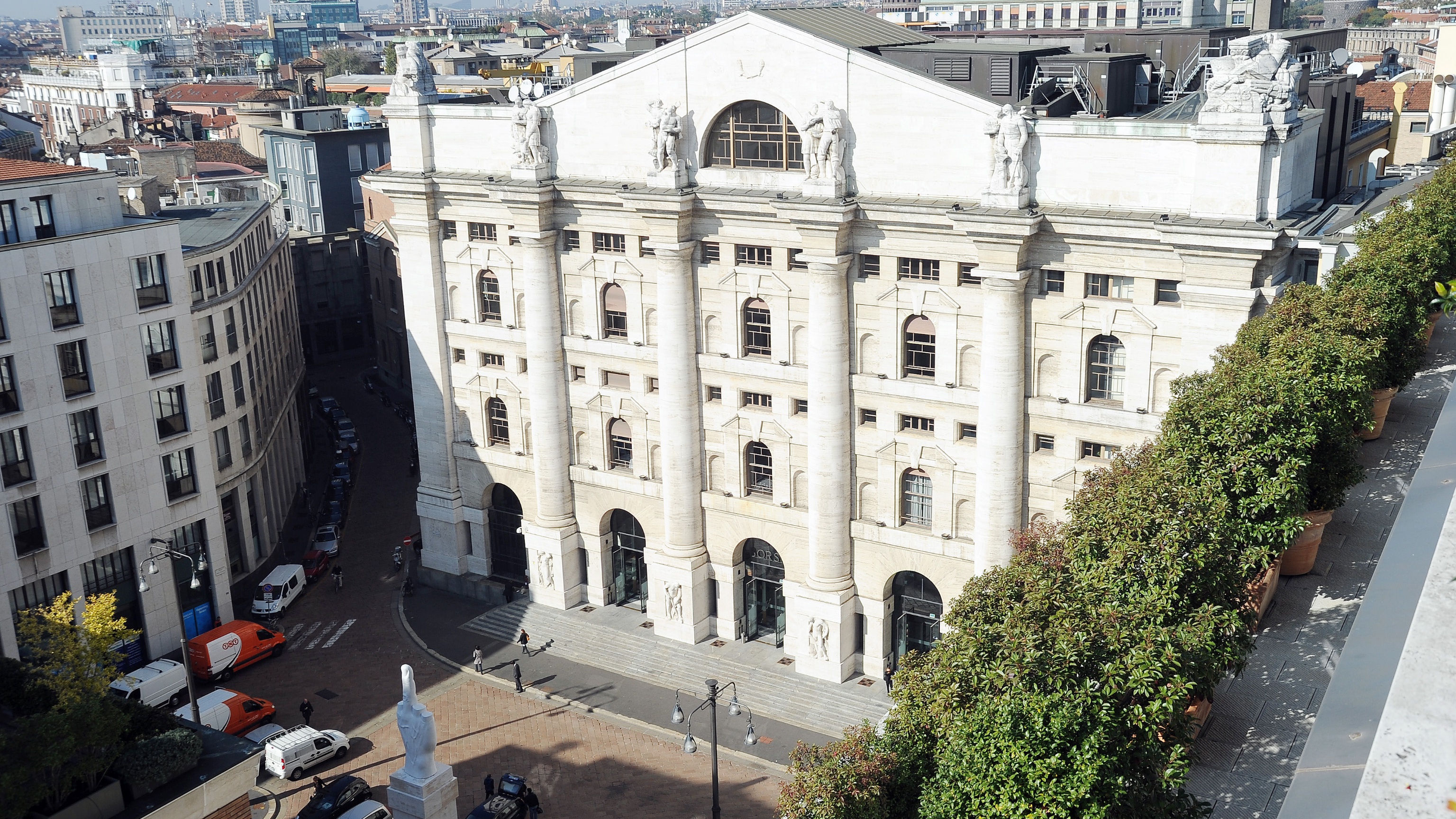 Borsa: Milano apre a +0,2%