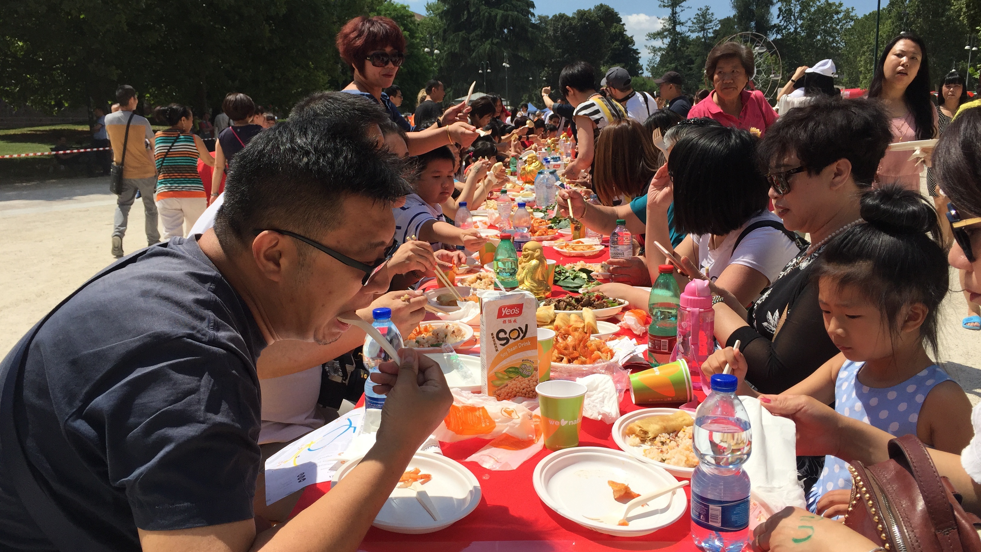 Migranti, pranzo multietnico a Milano
