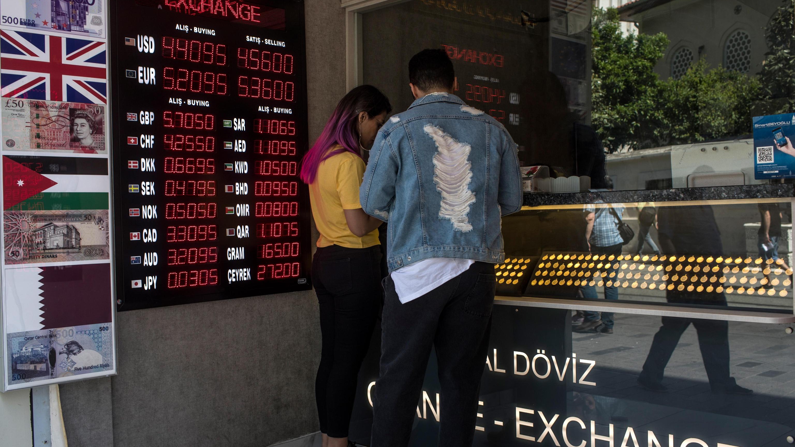Cambi: euro scivola dopo parole Draghi