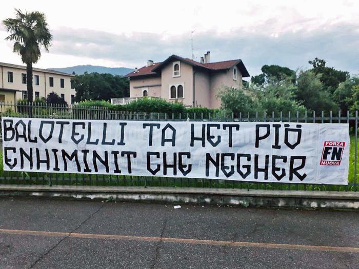 Striscione di Forza Nuova contro Balotelli a Brescia