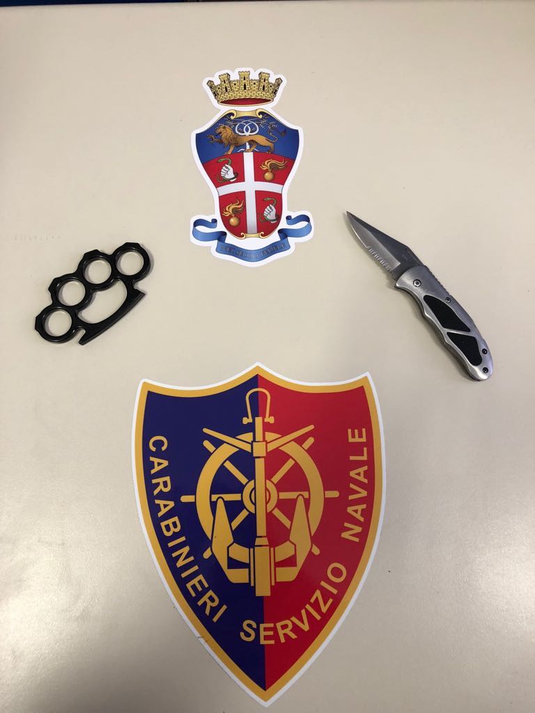 Coltello e tirapugni in zaino,denunciato