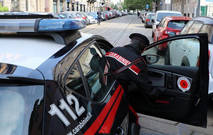 Tassista abusivo stupra una cliente 20enne a Milano, preso