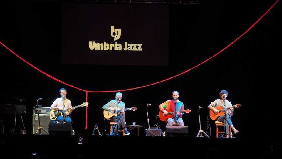 A Uj Veloso canta con i suoi tre figli