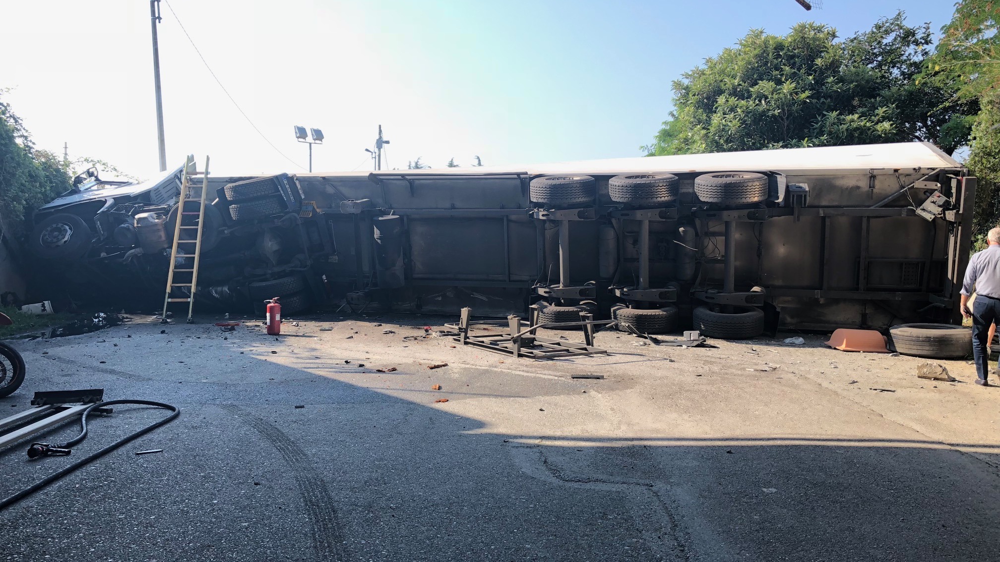 Tir giù da A10, sfiorata passante