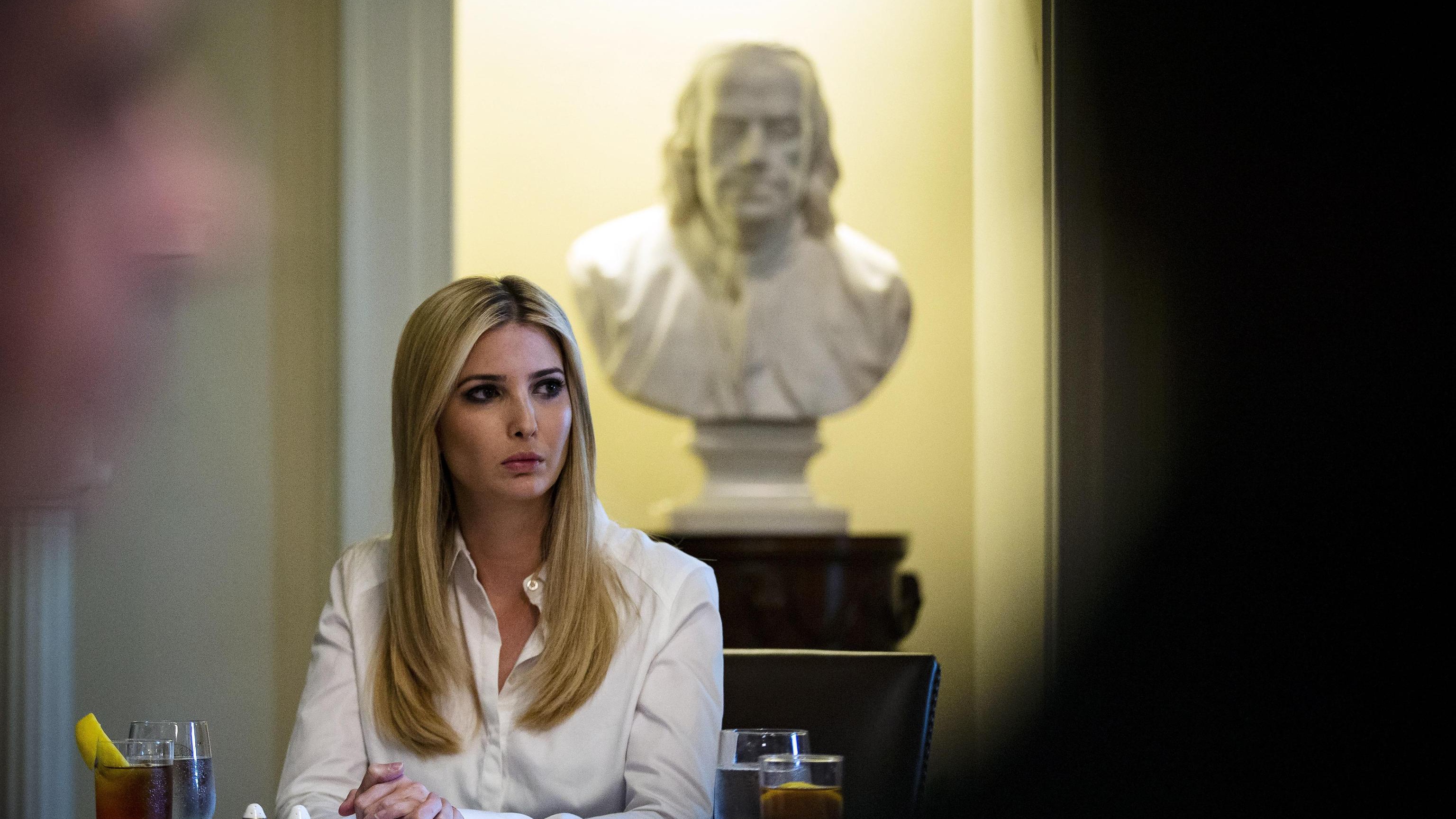 Ivanka chiude società di abbigliamento