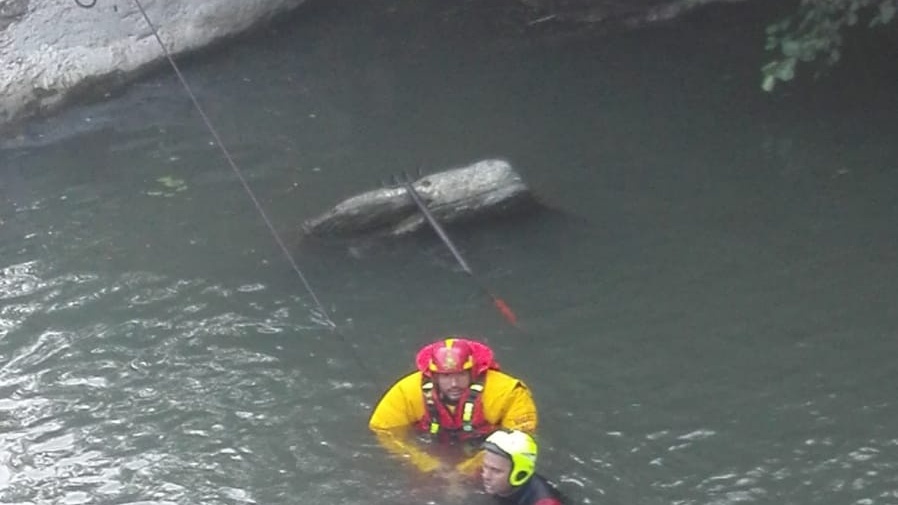 Si tuffa in torrente, muore 21enne