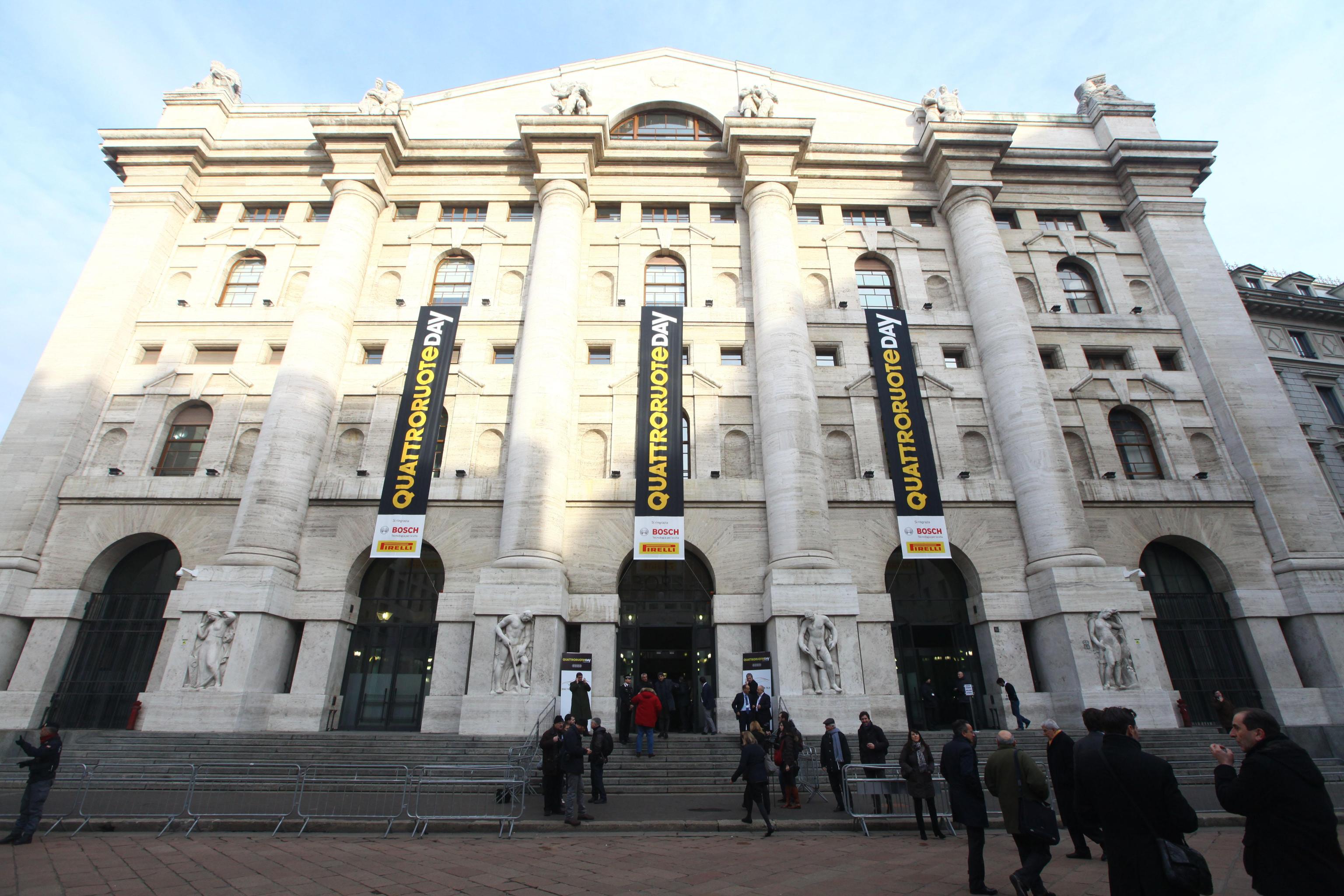 Borsa: Milano apre in calo dello 0,7%