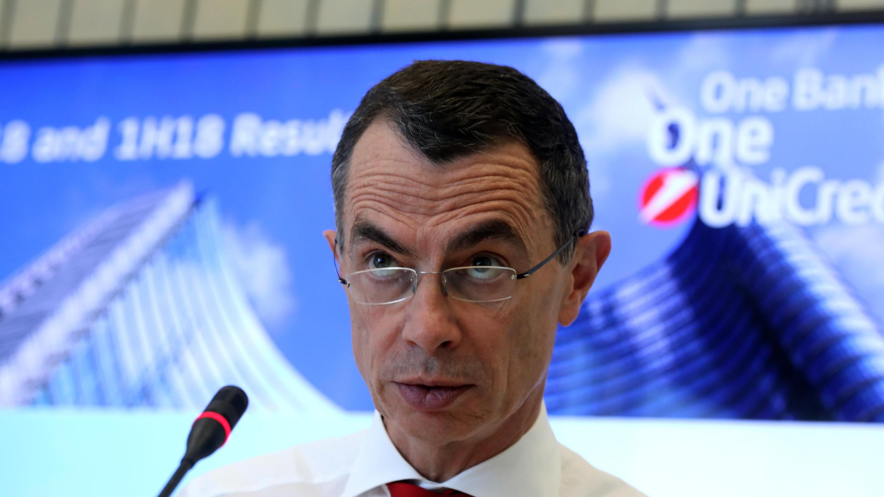 Borsa: Milano in calo, giù Unicredit