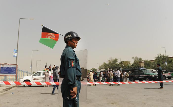 Kamikaze in una scuola a Kabul, uccisi 48 studenti