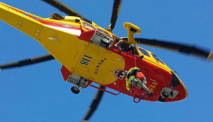 Bambino rischia di annegare in una piscina d'albergo, è grave
